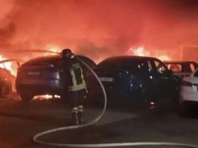 Пожар уничтожил 17 машин Tesla в автосалоне в Риме