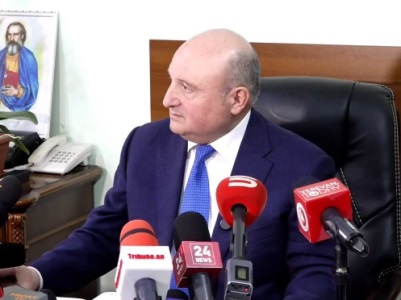 Եթե նայեք, Մարտուն Գրիգորյանի բոլոր ունեցվածքների տակ գրված է Վարդան Ղուկասյան. նախկին քաղաքապետ