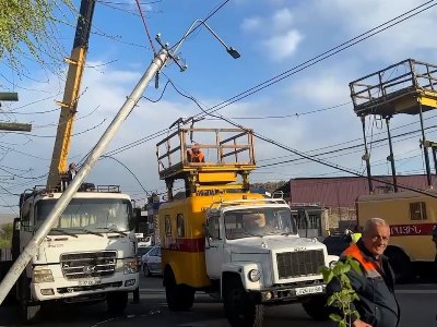 Երևանում երկաթե էլեկտրասյունը պոկվել է ու հայտնվել ճանապարհի երթևեկելի գոտում