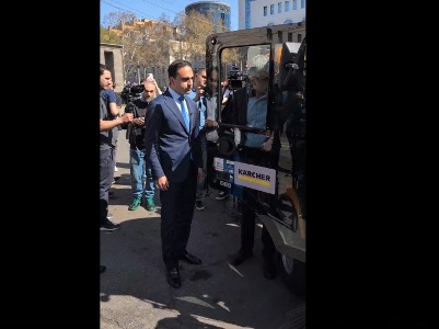 Բազմաֆունկցիոնալ մեքենաները Երևանում են. Տիգրան Ավինյանը նստել է ղեկին (վիդեո)