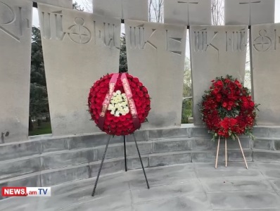 Եռաբլուրում պոկել են Սերժ Սարգսյանի ուղարկած ծաղկեպսակի ժապավենները
