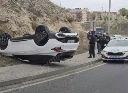 Kia Sportage-ը Իսակավի պողոտայում բախվել է եզրաքարին և գլխիվայր շրջվել. վարորդն ու անչափահաս ուղևորը հոսպիտալացվել են