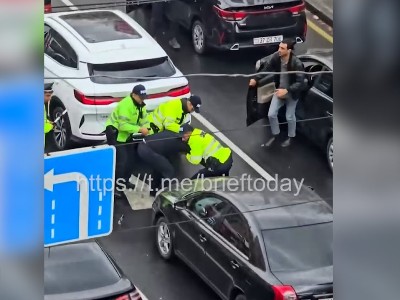 Երևանում պարեկները մեքենայից հանում են խցանման մեջ սպասող վարորդին և ուժի գործադրմամբ գետնին պառկեցնում (վիդեո)