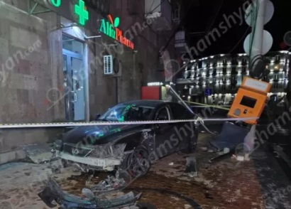Երևանում Lexus-ը կոտրել է ճանապարհային երթևեկության ցուցանակը, «Իդրամ»-ի տերմինալը և հայտնվել մայթին. Վարորդը չկար