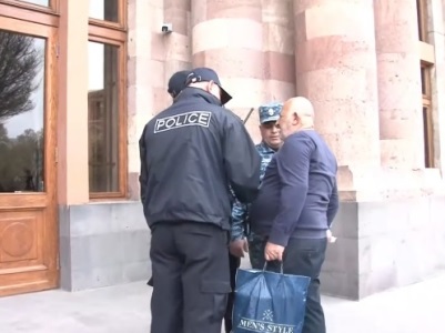 «Հարցիս պատասխանեք, թե չէ կջարդեմ». լարված իրավիճակ կառավարության մոտ