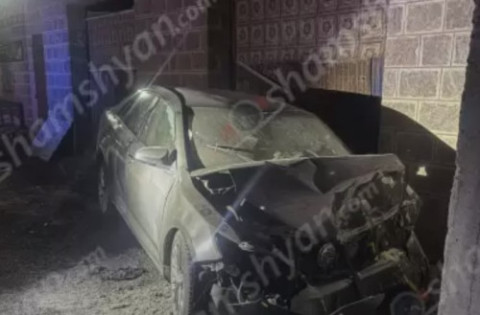 Կոտայքում «Toyota Camry»-ն դուրս է եկել երթևեկելի գոտուց և բախվել շինության պատին․ կան վիրավորներ