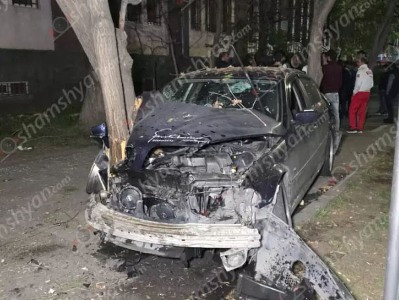 Արշակունյաց պողոտայում բախվել են «BMW X5»-ն ու մեկ այլ «BMW». Նրանցից մեկը հայտնվել մայթին, բախվել ծառին