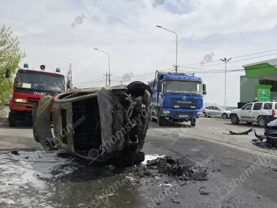 Երևանում բախվել են Kia-ն, Mercedes-ը և Hyundai Elantra-ն. վերջինս շրջվել է, բռնկվել ու վերածվել է մոխրակույտի