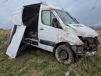 Արագածոտնում Mercedes Sprinter-ը մի քանի պտույտ շրջվել է և հայտնվել է դաշտում. Գարեջրի շշեր են թափվել