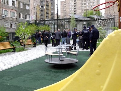 «Տեսնում են այգու դուռը բաց է, մտնում են՝ ուռում, խմում». Ինչի դեմ են պայքարում Հրաչյա Քոչար 27 ա շենքի բնակիչները