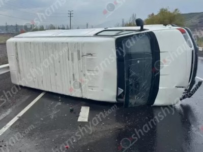 Կոտայքի մարզում «Ford Transit»-ը բախվել է երկաթե արգելապատնեշներին և կողաշրջվել․ shamshyan.com