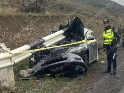 Վայոց ձորում Toyota-ն մխրճվել է երկաթե ագելապատնեշի մեջ. օպերատիվ են գործել բժիշկներն ու պարեկները