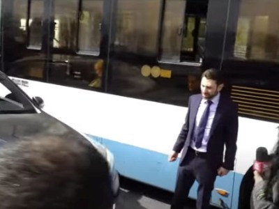 «Աղջիկ ջան, թաղում եմ էթում, կարա՞ս էն յան էթաս». Քասախում մեքենան մայթի վրայով անցավ