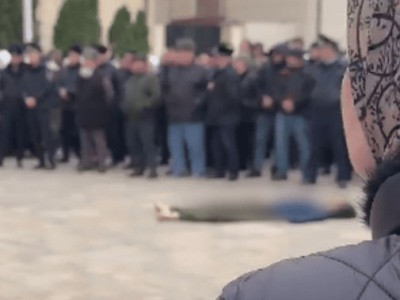 В Чечне выбросили на площадь тело напавшего на сотрудников ДПС подростка и заставили людей смотреть на него