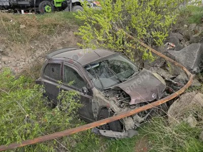 Nissan March-ը Դավիթ Բեկի փողոցում կոտրել է գազատար խողովակն ու հայտնվել ձորակում. կա վիրավոր