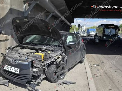 Երևանյան լճի մոտ՝ «Երեքնուկ» կամրջի տակ, բախվել են «Nissan Tiida»-ն ու «Hyundai»-ը. վերջինն էլ հայտնվել է մայթին