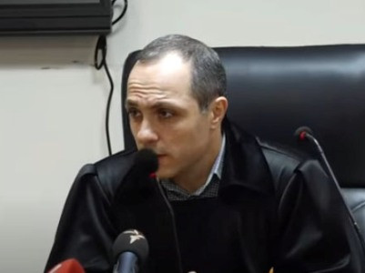 Yerevan court acquits Karabakh ex-resident who threw apple at Armenia PM Pashinyan