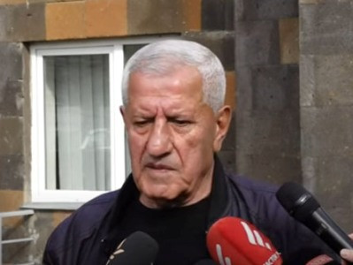Արցախցիները պետք է համախմբված դուրս գան միտինգի, որ էս խմբին հեռացնենք. Փաշինյանի ուղղությամբ խնձոր նետած արցախցի