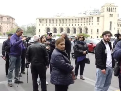 «Ի՞նչ խղճով եք այդ տգետ օրենքները հանում». ՓՄ առեւտրականների ակցիան կառավարության դիմաց