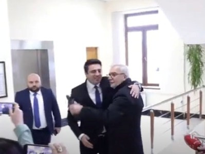 Ալեն Սիմոնյանն ու Անդրանիկ Քոչարյանը գրկախառնվեցին և խնդրեցին նկարել այդ պահը