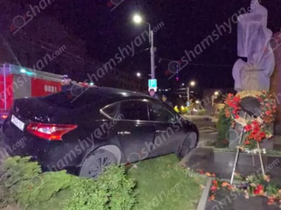 Երևանում Nissan-ը դուրս է եկել ճանապարհից և հայտնվել ՆԳՆ գլխավոր մուտքի մոտ գտնվող հուշարձանի մոտ՝ կոտրելով ծաղկեպսակը