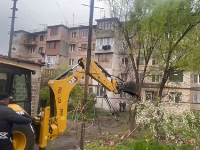 Բարբարոսություն է կանաչ ծառերը ջարդելը. շենքն էլ քանդեք, ավիրեք. Նոր Նորքի բնակիչ