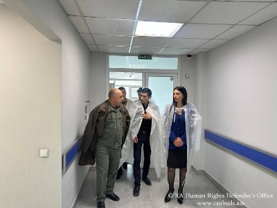Օմբուդսմենն այցելել է հոսպիտալ եւ տեսակցել ականի պայթյունից վիրավորված զինծառայողին
