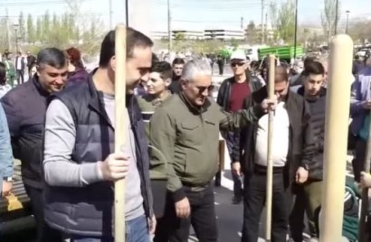 Պաշտոնյաները մասնակցում են քաղաքային ծառատունկի (ուղիղ)