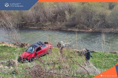 Հրազդան-Աղավնաձոր ճանապարհին մեքենան գլորվելով հայտնվել է գետի ափին. կա տուժած