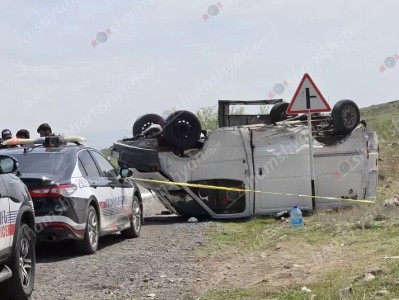 Ավտովթար Կոտայքում. վառելափայտով բարձված Ford Transit-ը գլխիվայր շրջվել է. 4 վիրավորներից 2-ը երեխաներ են