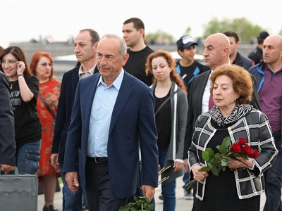 Ռոբերտ Քոչարյանը տիկնոջ եւ որդու հետ այցելել է Ծիծեռնակաբերդ