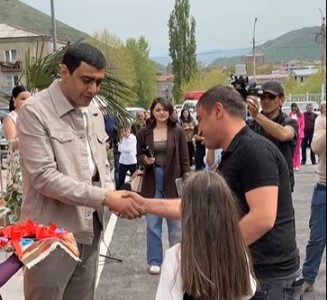 Գորիսում 18 ընտանիք՝ տեղացիներ և Արցախից տեղահանվածներ, ստացան նոր բնակարաններ