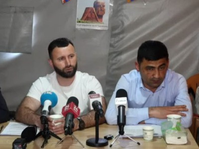 Защитники прав арцахцев демонтируют палатку на площади Свободы