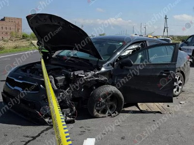Կարին գյուղում բախվել են Opel-ն ու Kia-ն. վերջինս էլ բախվել է ցուցանակին՝ այն շպրտելով մի քանի մետր