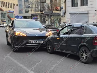 Երևանում վարորդի ինքնազգացողությունը վատացել է. մեքենան դուրս է եկել հանդիպակաց գոտի, բախվել այլ մեքենայի.shamshyan.com