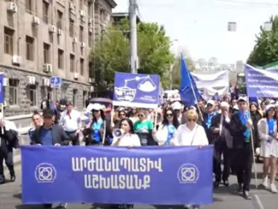Երեւանում մայիսմեկյան երթ է կայացել՝ «Արժանապատիվ աշխատանք» կոչով