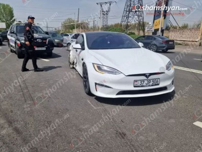 Աբովյանում բախվել են «Tesla»-ն և «Hyundai»-ը․ պարեկները սահմանազատել են տարածքը