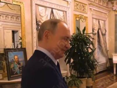 Путин показал свою квартиру в Кремле с лепниной и белым роялем