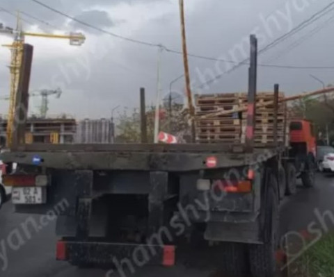 Երևանում «КамАЗ»-ը բախվել է գազատար խողովակներին. սկսվել է գազի արտահոսք