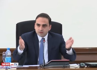 Գնում, ասֆալտ են սկսում քերել ճկույթով մի տեղ, որտեղ դեռ աշխատանքը չենք ընդունել, դա Tiktok-ի հիթ է դառնում. Ավինյան