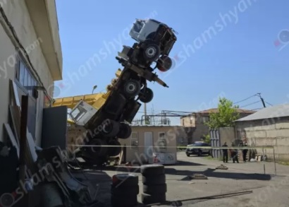 Երևանում վերամբարձ կռունկը աշխատանքներ կատարելիս շրջվել է՝ կոտրելով ծառեր, գազախողովակներ