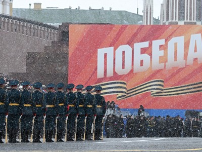 В Кремле надеются, что все зарубежные гости Парада Победы в Москве доберутся, несмотря на ограничения