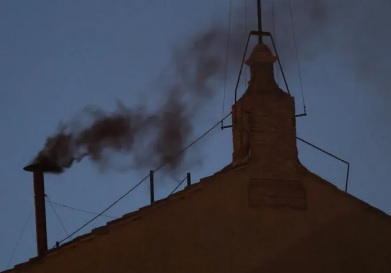 Սիքստինյան կապելլայի ծխնելույզից նորից սեւ ծուխ է երեւացել. նոր քվեարկությունն արդյունքի չի հանգեցրել