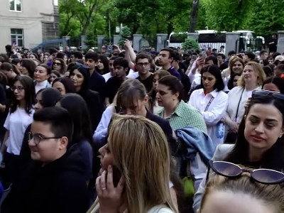 Պուշկինի անվան դպրոցի աշակերտներն ու ծնողները հավաքվել են դպրոցի բակում. սպասում են պաշտոնյաներին (ուղիղ)