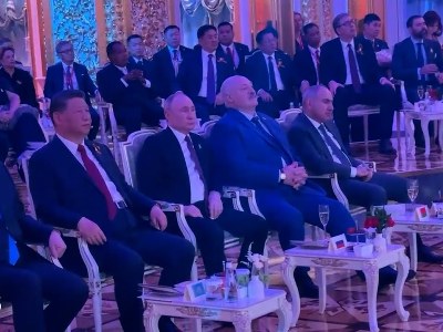 Никол Пашинян, сидя рядом с Лукашенко, слушает в Кремле песню «С чего начинается Родина»