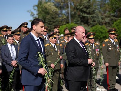 Պապիկյանը բարձրագույն ղեկավարության հետ այցելել է «Հաղթանակ» զբոսայգի, ծաղիկներ խոնարհել (ֆոտո)