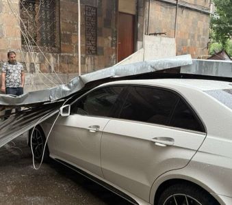 Բաբաջանյան 53/1 հասցեում բազմաբնակարան շենքի տանիքի թիթեղը պոկվել է և ընկել ցած՝ պատճառելով նյութական վնասներ