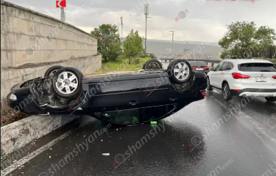 Սարալանջի փողոցի սկզբնամասում «Ford»-ը բախվել է բազալտե եզրաքարին և գլխիվայր շրջվել