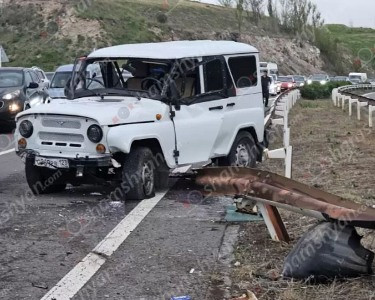 «Չայնիի» ոլորաններում «Վիլիս»-ը դուրս է եկել հանդիպակաց գոտի, կոտրել արգելապատնեշները, ապա բախվել «ГАЗ 3102»-ին