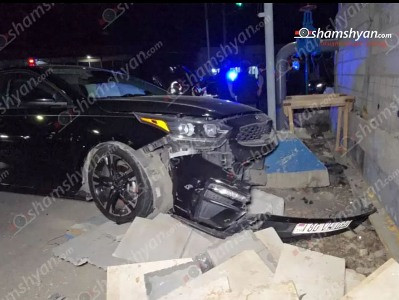 Ավանում բախվել են «Nissan Tiida»-ն ու «Kia»-ն, վերջինս հայտնվել է մայթին՝ բախվելով քարե պարսպին